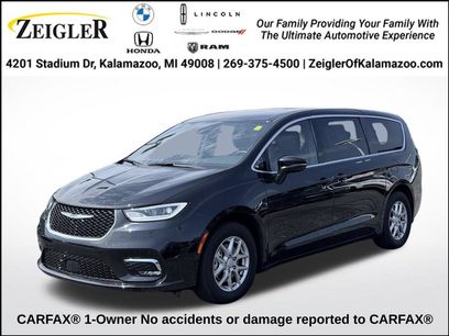 Used 2025 Chrysler Pacifica Select