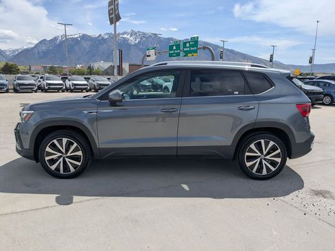 Used 2022 Volkswagen Taos SE FWD image 3