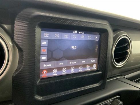 Used 2020 Jeep Wrangler Unlimited Sahara image 23