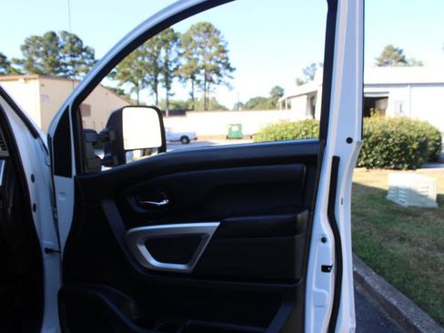 Used 2019 Nissan Titan SV image 20