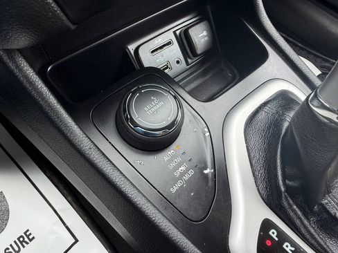 Used 2015 Jeep Cherokee Latitude w/ Cold Weather Group AWD/4WD image 18