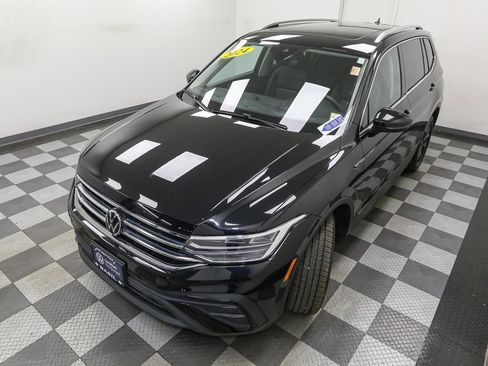 Certified 2024 Volkswagen Tiguan SE w/ Panoramic Sunroof Package AWD/4WD image 7
