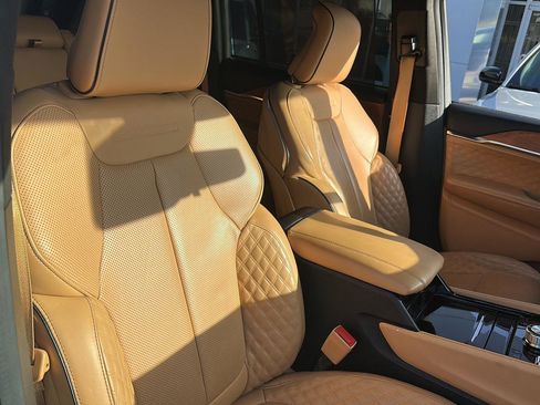 Used 2023 Jeep Grand Cherokee Summit AWD/4WD image 5