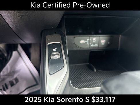 Used 2025 Kia Sorento S FWD image 31