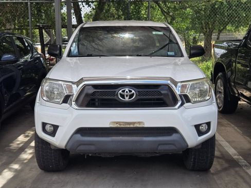 Used 2015 Toyota Tacoma PreRunner w/ SR5 Package RWD image 2