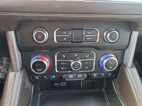 Used 2023 GMC Yukon SLT w/ SLT Luxury Package image 18