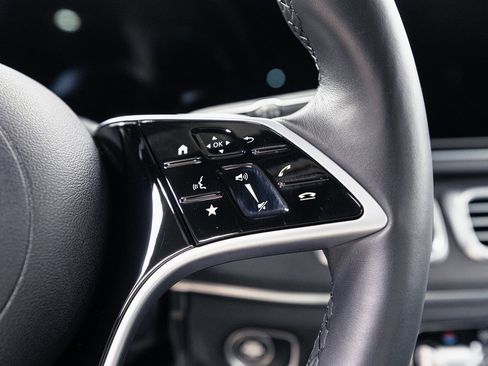 Used 2025 Mercedes-Benz GLE 450e 4MATIC w/ Driver Assistance Package image 13