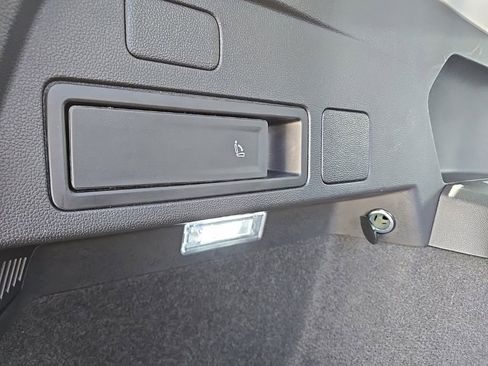 Used 2023 Volkswagen Tiguan SE w/ Panoramic Sunroof Package FWD image 55