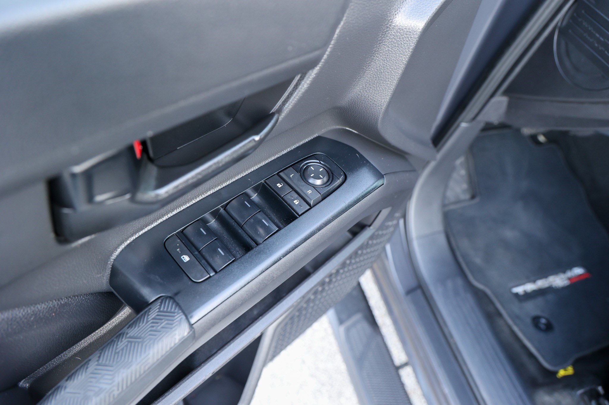 Certified 2025 Toyota Tacoma SR5 AWD/4WD image 33