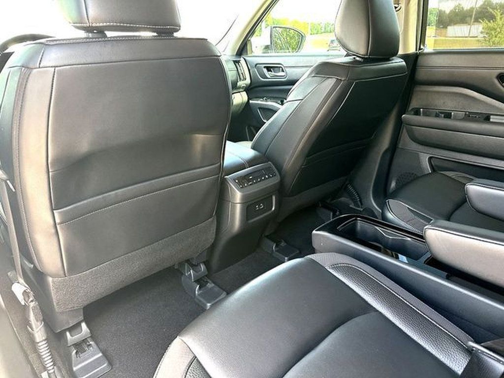 Used 2024 Nissan Pathfinder SL w/ SL Premium Package FWD image 21