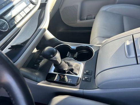 Used 2019 Toyota Highlander XLE image 17