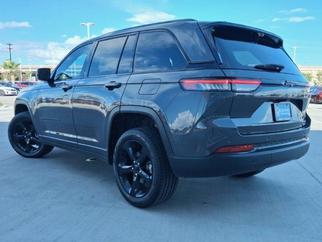 Used 2025 Jeep Grand Cherokee Limited w/ Luxury Tech Group II RWD image 5