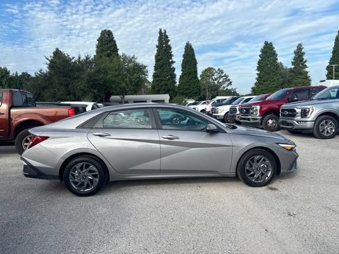 Used 2024 Hyundai Elantra SEL FWD image 4