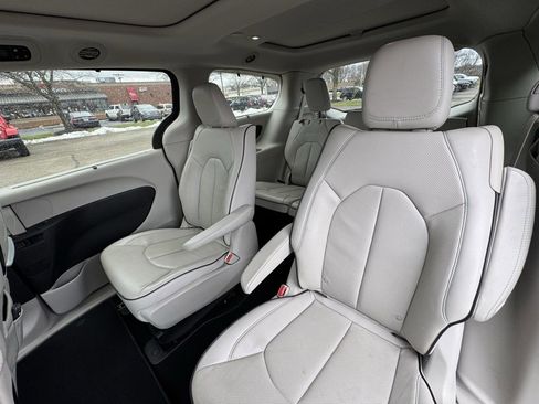 Used 2017 Chrysler Pacifica Platinum image 11