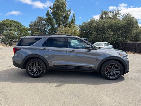 Used 2025 Ford Explorer ST AWD/4WD image 6