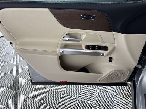 Used 2022 Mercedes-Benz GLB 250 4MATIC image 9