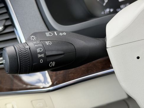 Used 2017 Volvo XC90 T6 Momentum w/ Vision Package image 29