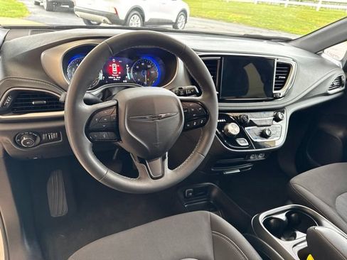 Used 2023 Chrysler Pacifica Touring FWD image 15