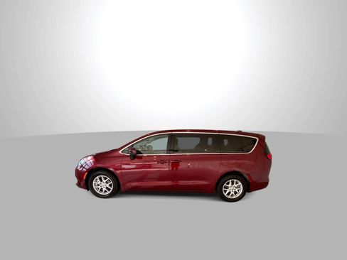 Used 2023 Chrysler Voyager LX FWD image 5