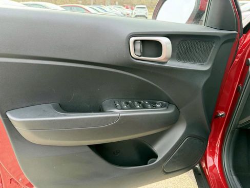 Certified 2025 Hyundai Venue SE image 15