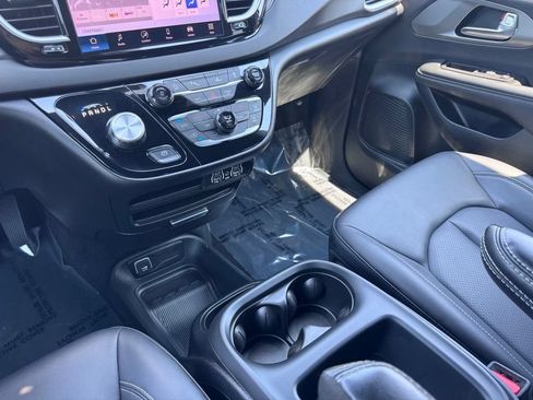 Used 2025 Chrysler Pacifica Select FWD image 33