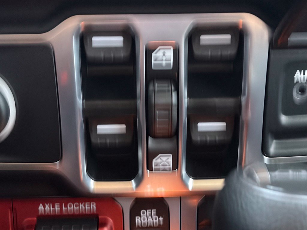 Used 2025 Jeep Gladiator Mojave w/ Technology Group AWD/4WD image 30
