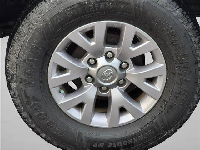 Used 2018 Toyota Tacoma SR5 RWD image 16