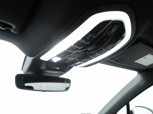 Certified 2026 Porsche Macan AWD/4WD image 33