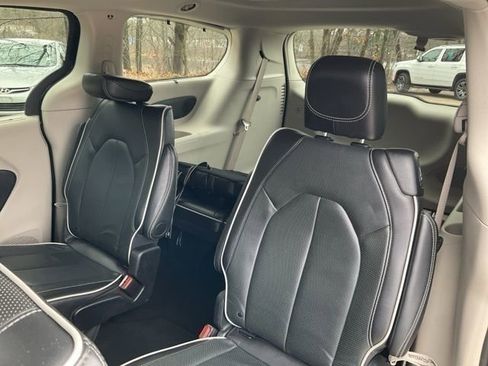 Used 2024 Chrysler Pacifica Limited FWD image 39