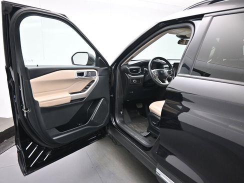Used 2024 Ford Explorer XLT w/ Equipment Group 202A image 8