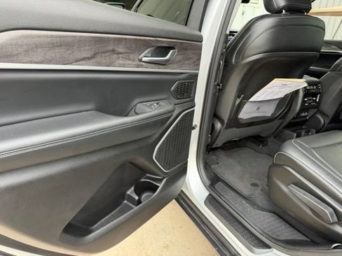 Used 2023 Jeep Grand Cherokee L Limited w/ Black Appearance Package AWD/4WD image 9