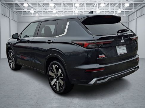 Used 2025 Mitsubishi Outlander SE image 3