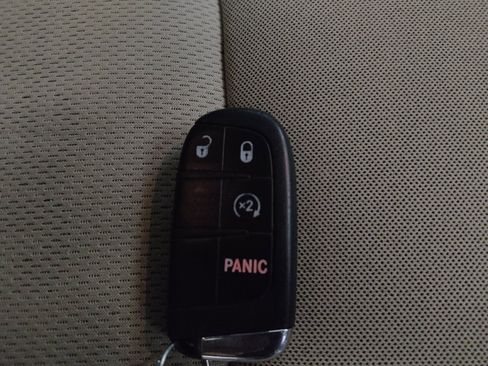 Used 2015 Jeep Renegade Latitude w/ Popular Equipment Group AWD/4WD image 32