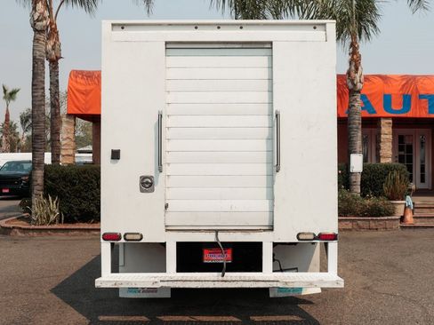 Used 2015 Chevrolet Express 4500 image 8