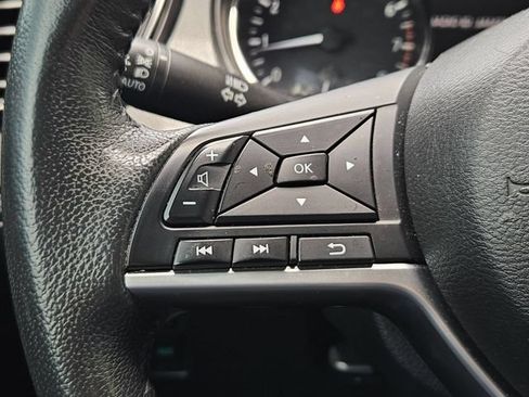 Used 2018 Nissan Rogue SV FWD image 12