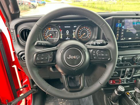 Used 2025 Jeep Wrangler Unlimited Rubicon AWD/4WD image 14