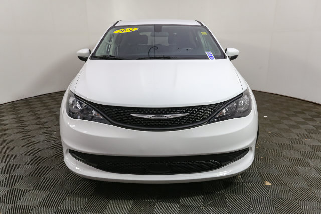 Used 2022 Chrysler Voyager LX FWD image 4
