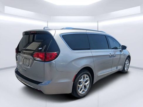 Used 2020 Chrysler Pacifica Limited FWD image 3