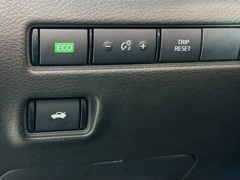 Used 2025 Nissan Sentra SV image 16