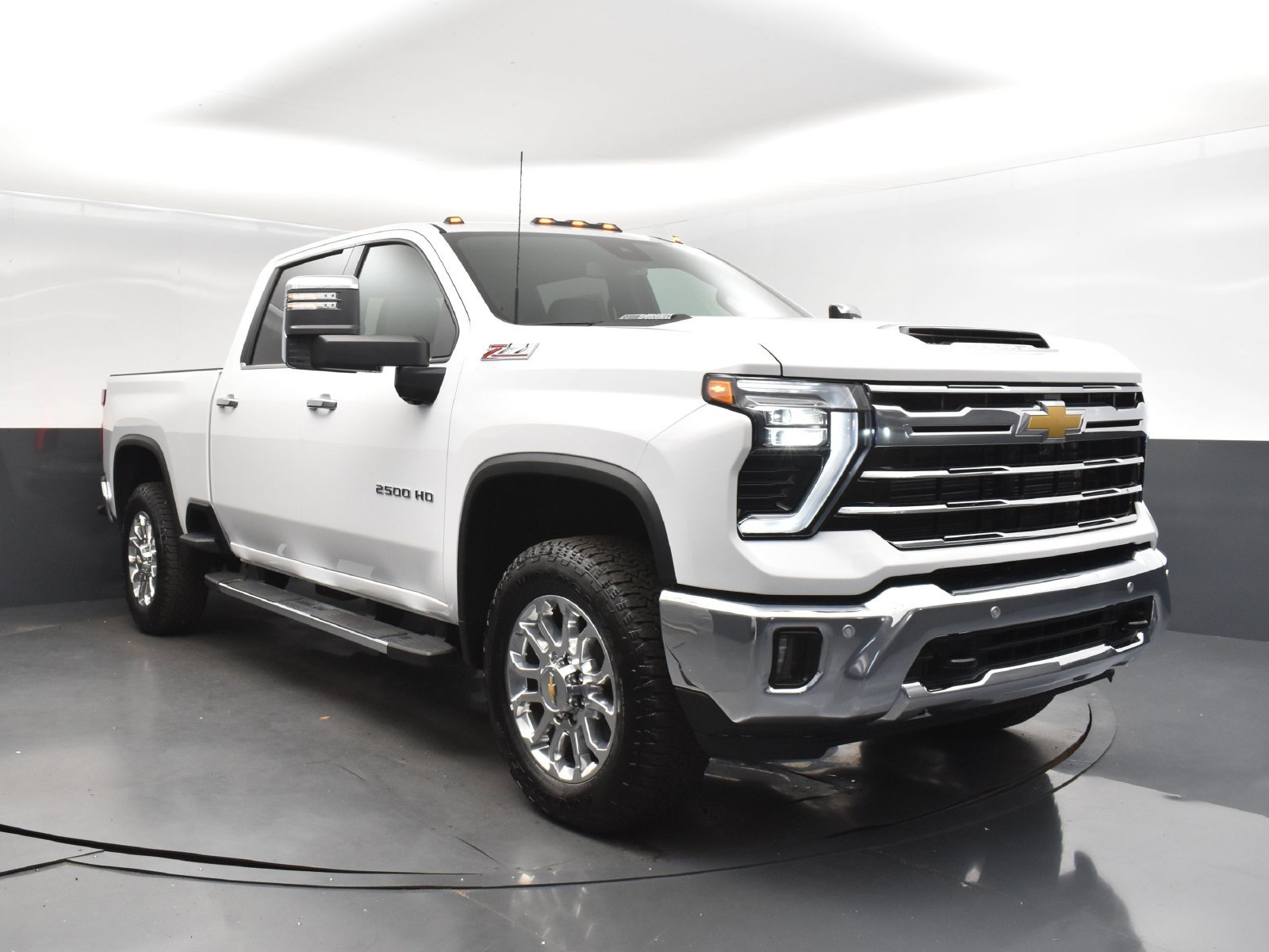 Used 2025 Chevrolet Silverado 2500 LTZ w/ LTZ Convenience Package AWD/4WD image 9