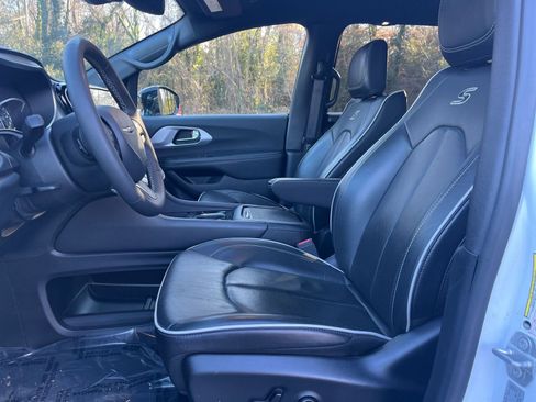 Used 2025 Chrysler Pacifica Limited image 28
