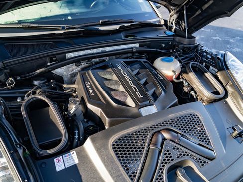 Used 2018 Porsche Macan Turbo image 25