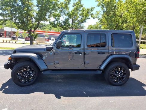 Used 2025 Jeep Wrangler Unlimited Sahara AWD/4WD image 23