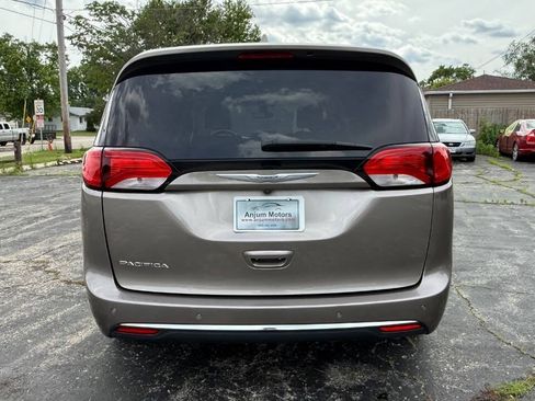 Used 2017 Chrysler Pacifica Touring-L w/ Tire & Wheel Group FWD image 5