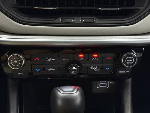 Used 2025 Jeep Compass Limited AWD/4WD image 18