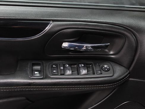 Used 2018 Dodge Grand Caravan SE image 17