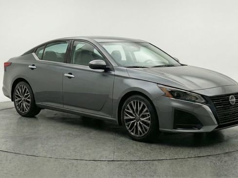Used 2025 Nissan Altima 2.5 SV image 1