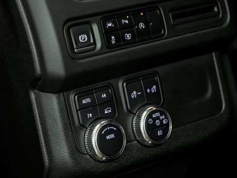 Used 2024 GMC Yukon SLT w/ SLT Premium Package image 15