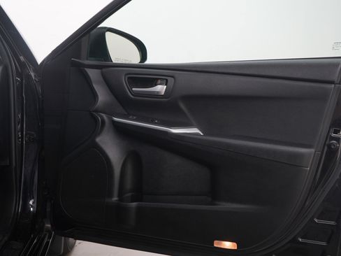 Used 2015 Toyota Camry SE FWD image 9
