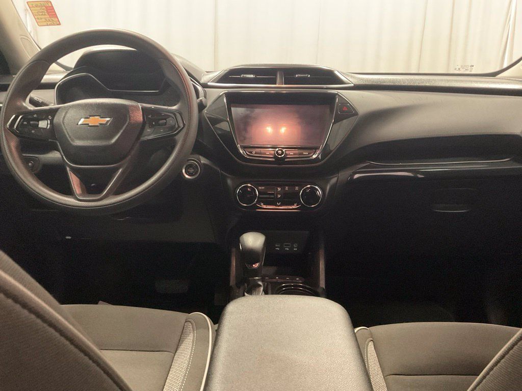 Used 2021 Chevrolet TrailBlazer LT w/ Convenience Package FWD image 2